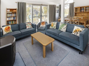 Matilda - 3BR Home l Central Location l Amazing Lake Views l WiFi l BBQ Jindabyne